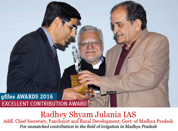 RS Julania receiving the award from Union Minister for Steel Birendra Singh.