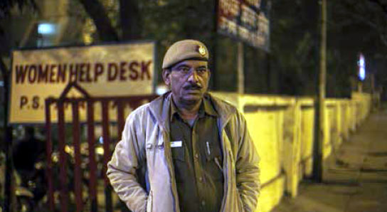 delhi-police-jawan-at-women